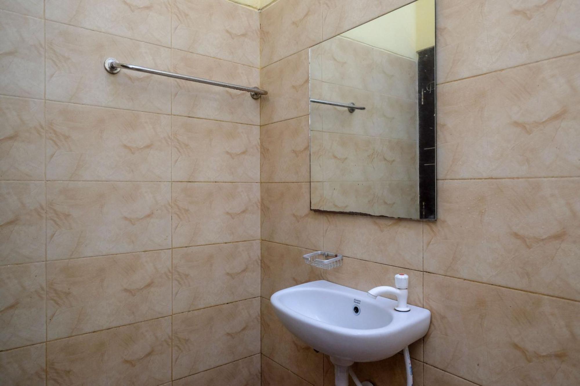 Reddoorz Near Taman Pantai Alam Indah Tegal Ξενοδοχείο Δωμάτιο φωτογραφία
